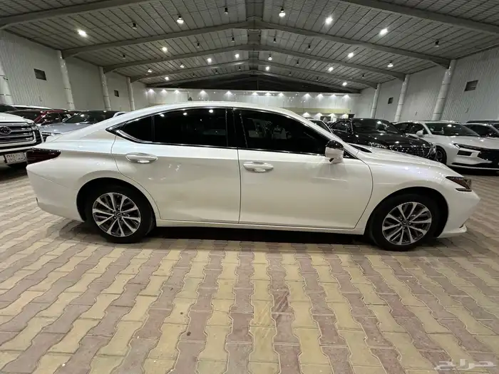 لكزس ES250 موديل 2024 نظيف 3