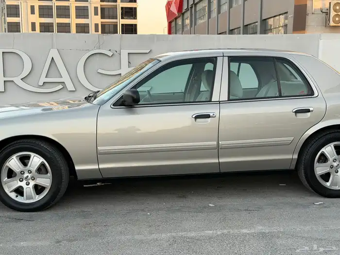 للبيع فورد فكتوريا 2011 4