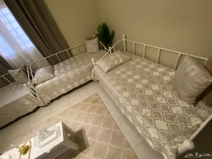 كراسي منزليه وطاوله شاشه 1