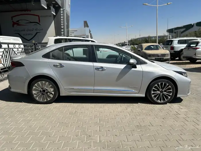 تويوتا  كورولا XLi فتحه فل كامل 2025 فضي 86200 شامل الضريبة 4