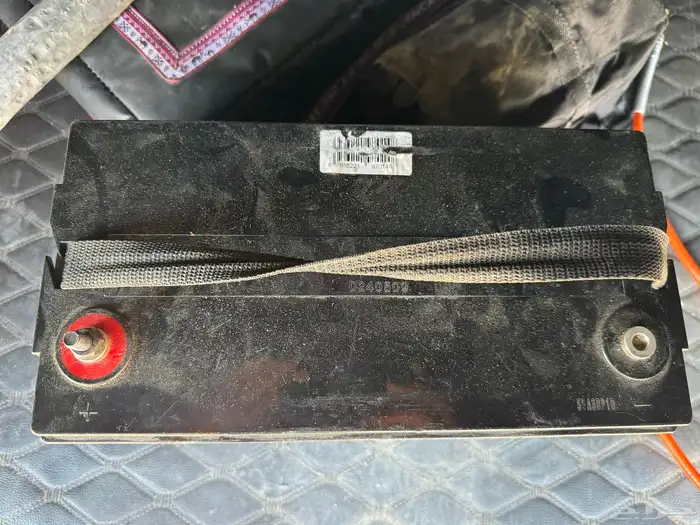 بطارية 100 امبير مع القاعدة ودقمه وكيبل كهرب جاهز 1