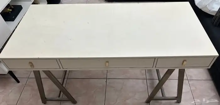 white and gold three drawers desk 0