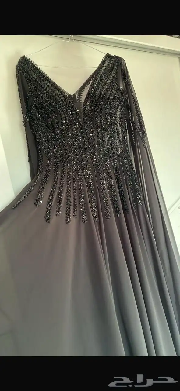 فستان اسود طويل بتطريز من الأمام والخلف 7