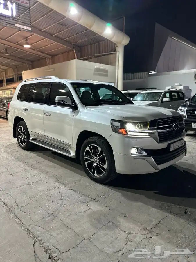 نبيع لاند كروزر 2021 تورنق ممشى قليل . 2