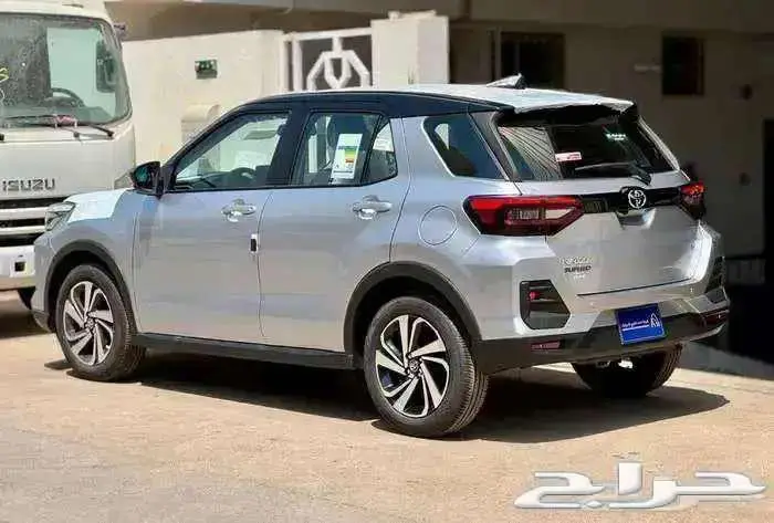 تويوتا رايز ليمتد 2026 فضي سقف اسود (عازل حراري مجاني) 3