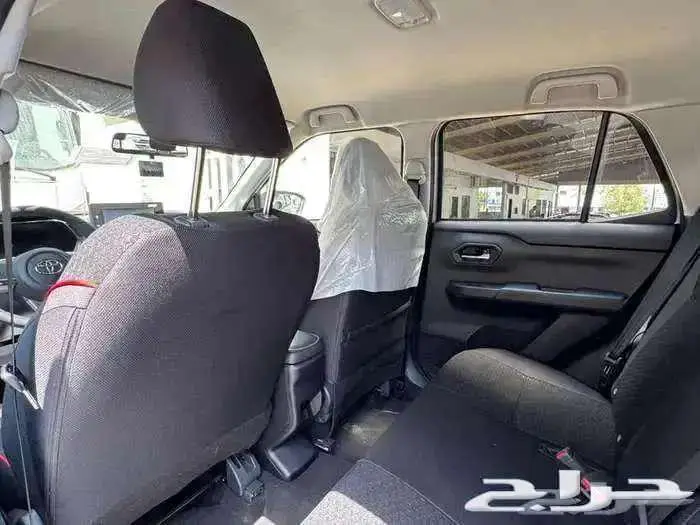 تويوتا رايز ليمتد 2026 فضي سقف اسود (عازل حراري مجاني) 7