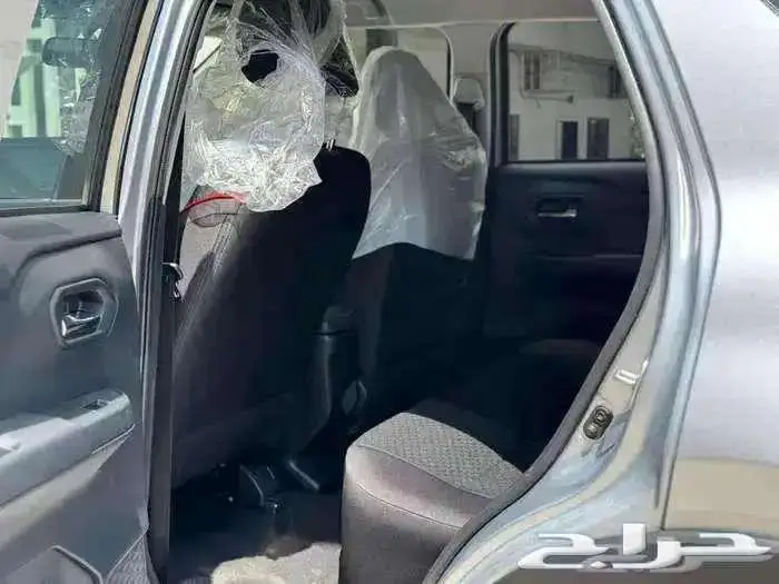 تويوتا رايز ليمتد 2026 فضي سقف اسود (عازل حراري مجاني) 9