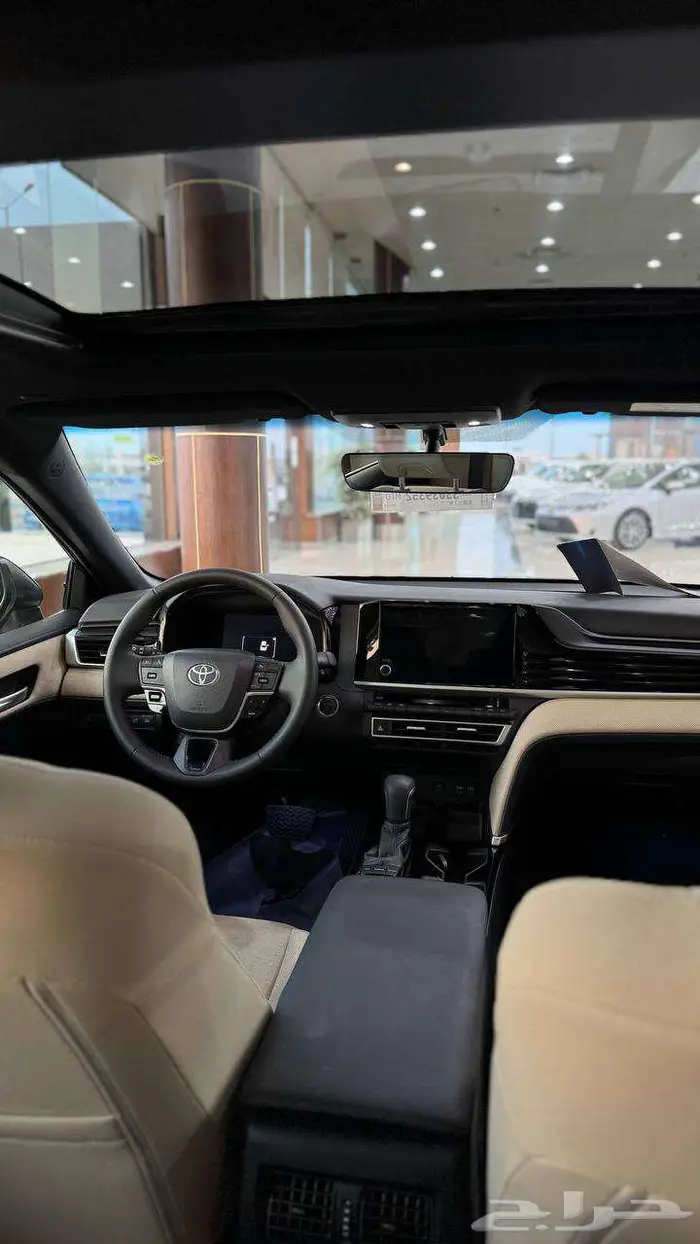 تويوتا كامري LE هايبرد 2025 لون اسود 6