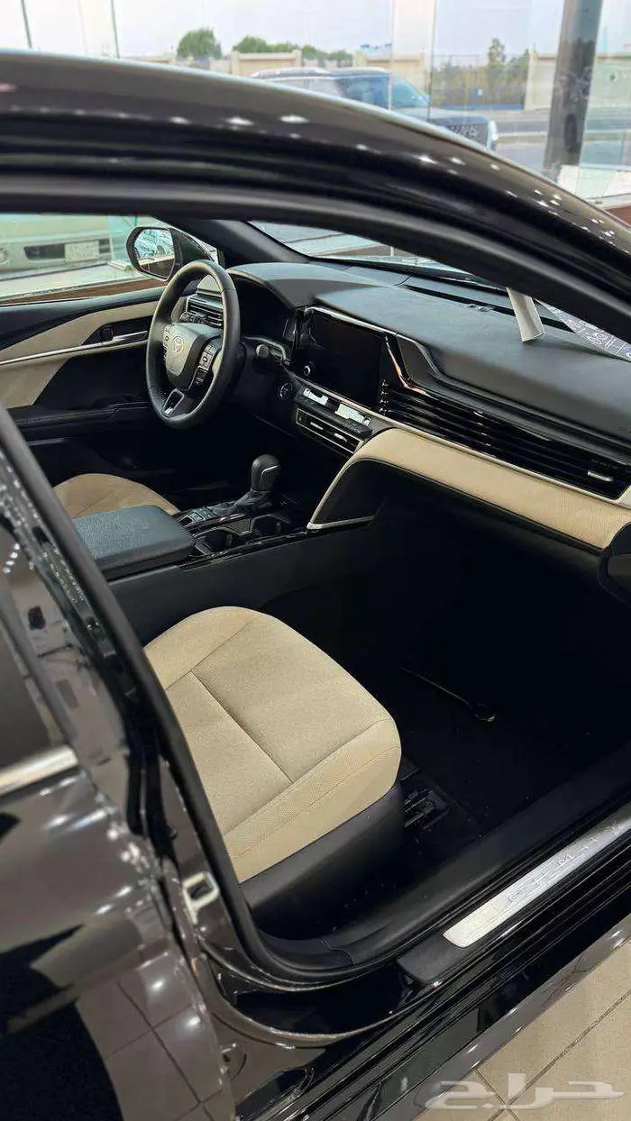 تويوتا كامري LE هايبرد 2025 لون اسود 8