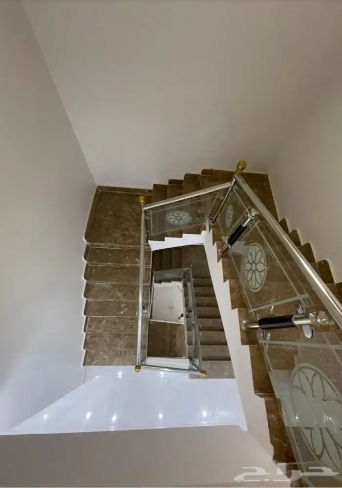 للبيع فيلا مع شقتين حي القادسية 11