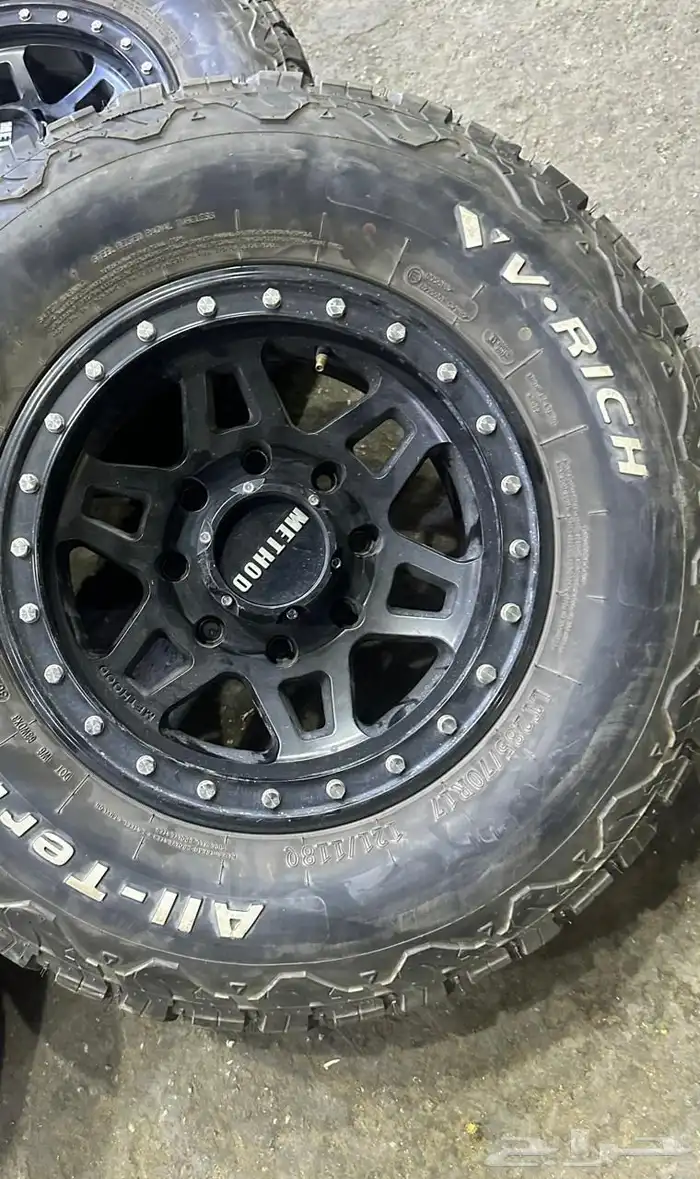 جنوط ميثود 8 مسمار مع كفرات نص حجري مقاس 17 جمس 17