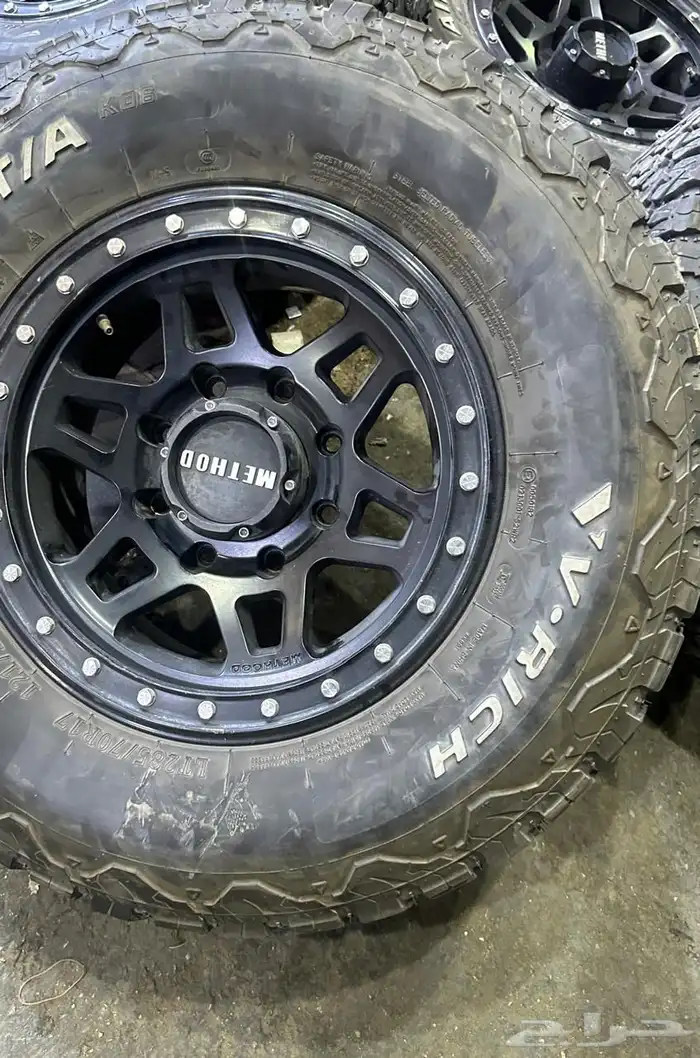 جنوط ميثود 8 مسمار مع كفرات نص حجري مقاس 17 جمس 10