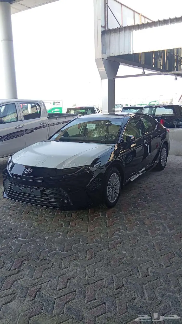 تويوتا كامرى LE 2025 لون ابيض لولوى ولون اسود 3