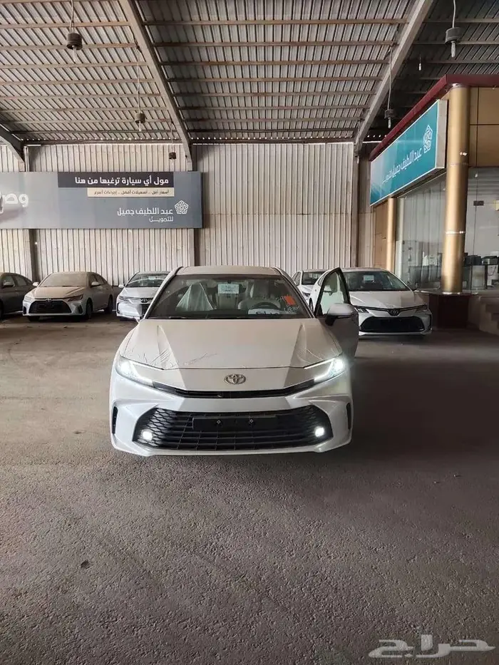 تويوتا كامري E ستاندر بنزين 2025 0