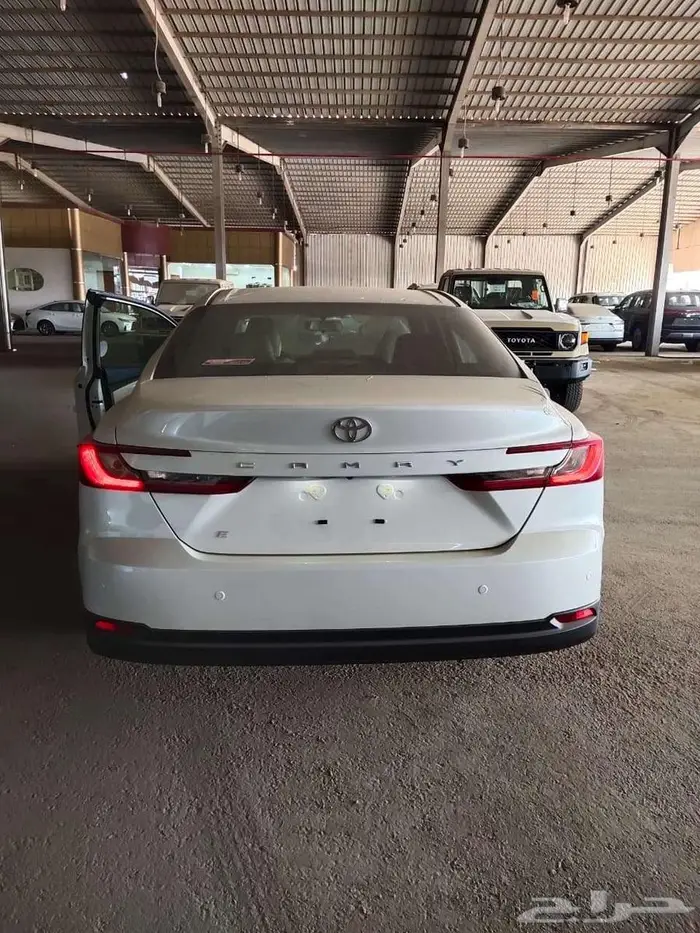 تويوتا كامري E ستاندر بنزين 2025 2