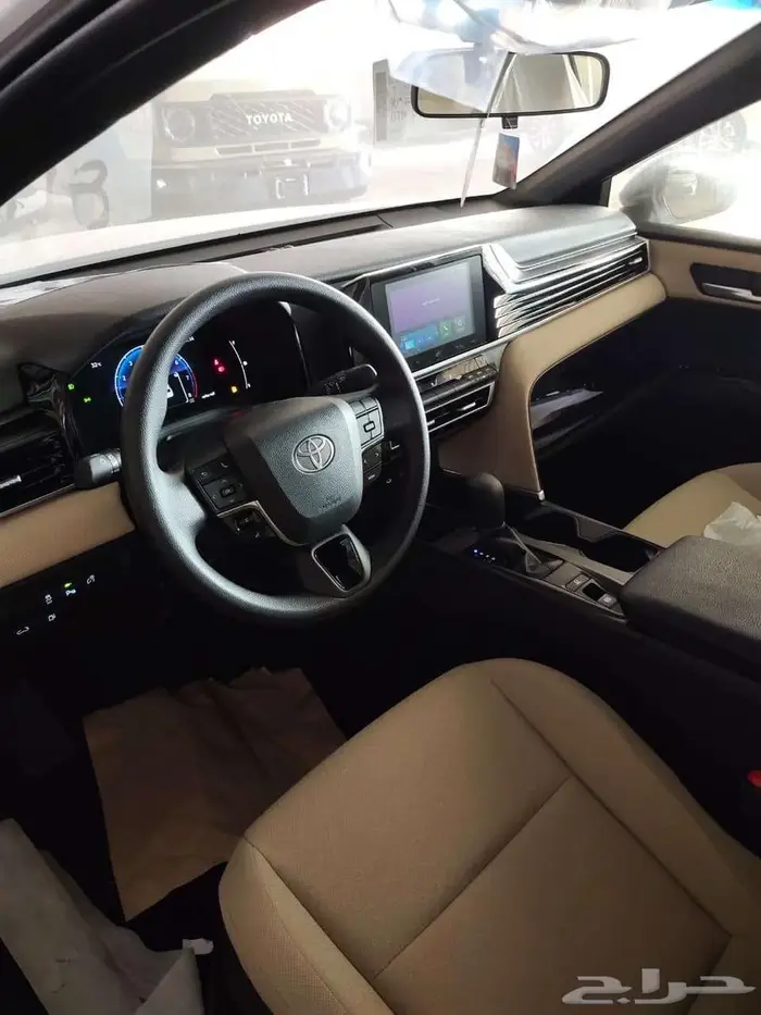 تويوتا كامري E ستاندر بنزين 2025 3