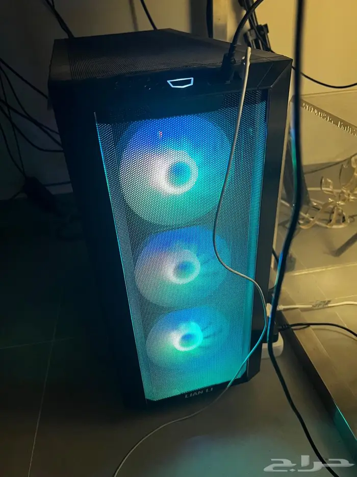 للبيع pc بي سي مع 3 شاشات وكيبورد وماوس 4