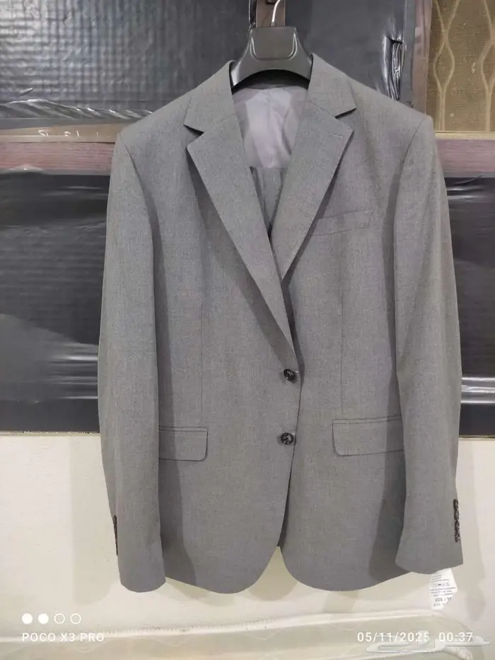 بدلة مقاس 58 جديدة و3 قميص مقاس 44 0