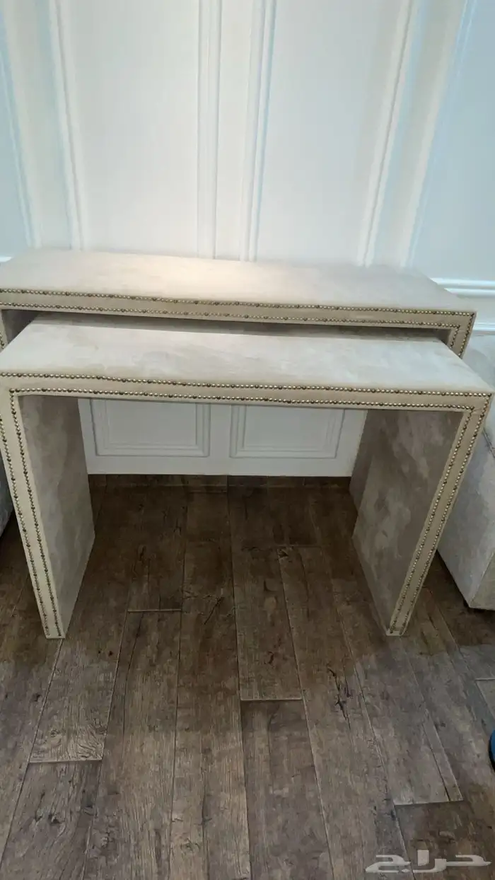 طاولات كونسول مخمل بيج بحالة ممتازه 1