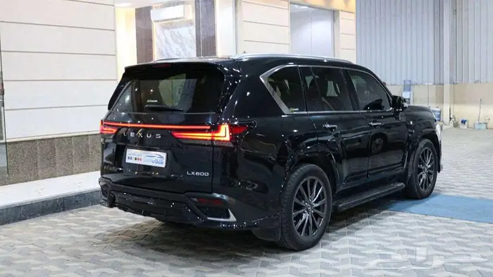 لكزس سبورت ال اكس570 مديل 2023 اسود داخلي احمر 3