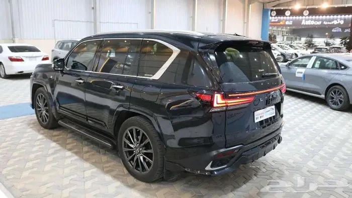 لكزس سبورت ال اكس570 مديل 2023 اسود داخلي احمر 5