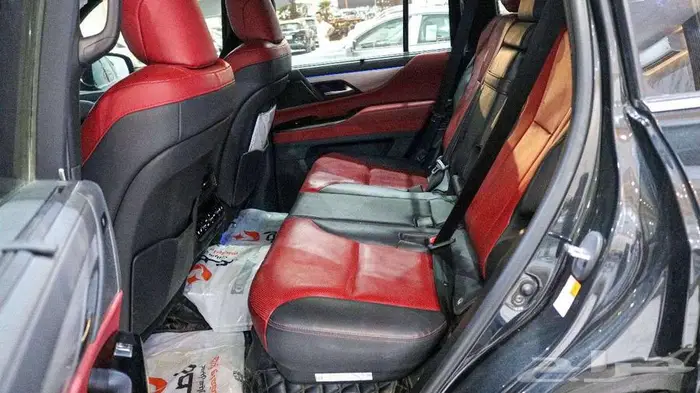 لكزس سبورت ال اكس570 مديل 2023 اسود داخلي احمر 10