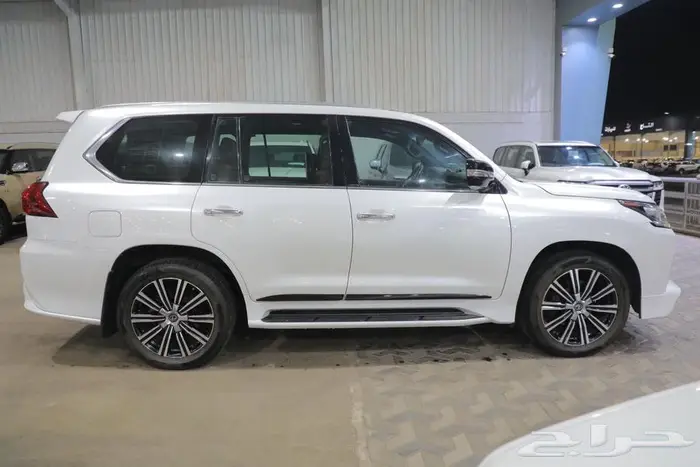 ليكزس LX 570 S فل كامل سبورت فتحة سقف جلد موديل 2019 3