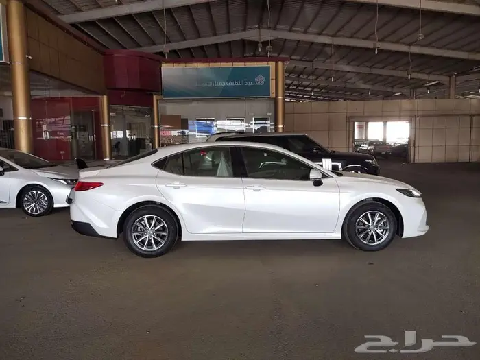 تويوتا كامري E ستاندر بنزين 2025 1