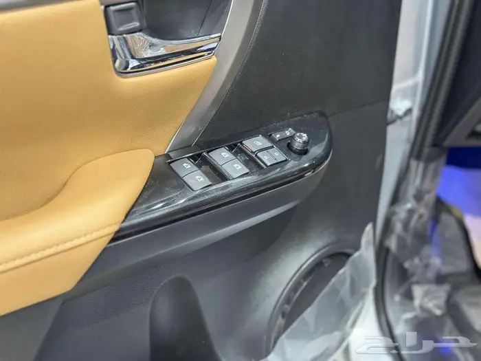 فورتشنر 6 سلندر 2025 بنزين (عليها ملاحظة خفيفة) بطاقة جمركية 10