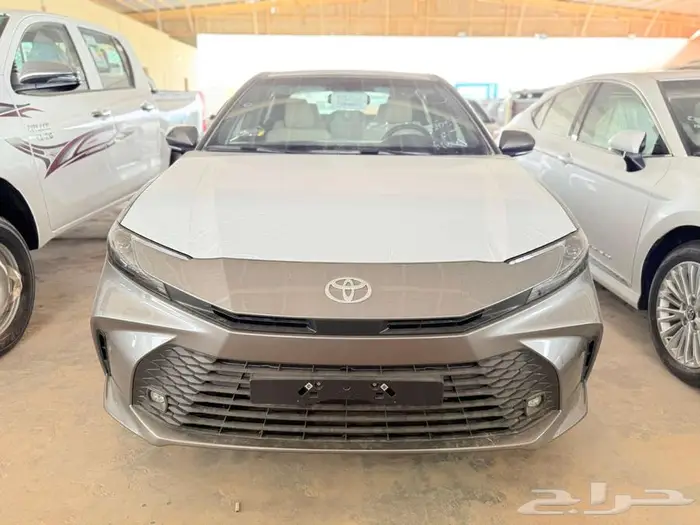 تويوتا كامري E ستاندر بنزين 2025 0