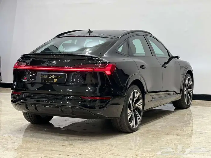 AUDI Q8 E-TRON 4