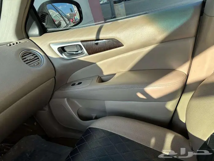 Nissan Pathfinder 2013 Red colour 4