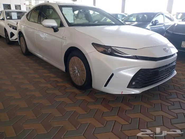 تويوتا كامري Eبلاس هايبرد اصفار سعودي 2025 1