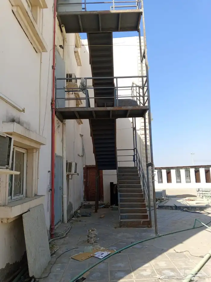 سلم طوارئ وأدوات سلامه ومكيفات متنوعه 1