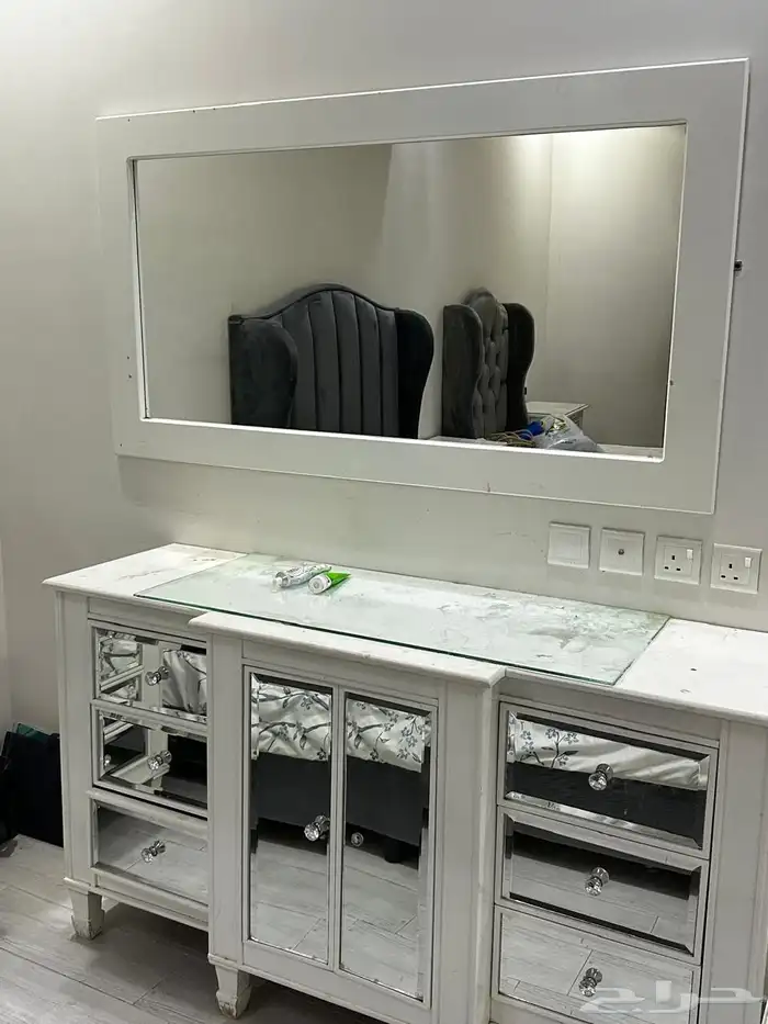 دولاب كبير مقسم وتسريحة وثلاث دواليب صغار 1