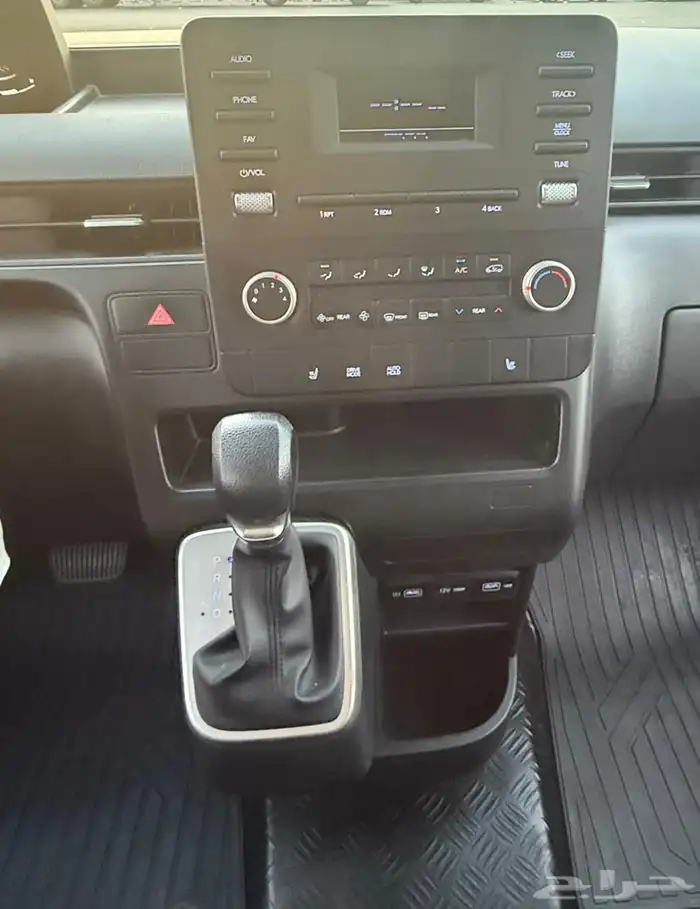 هونداي استاريا 2022 ديزل 12 راكب شبه جديد للبيع 17