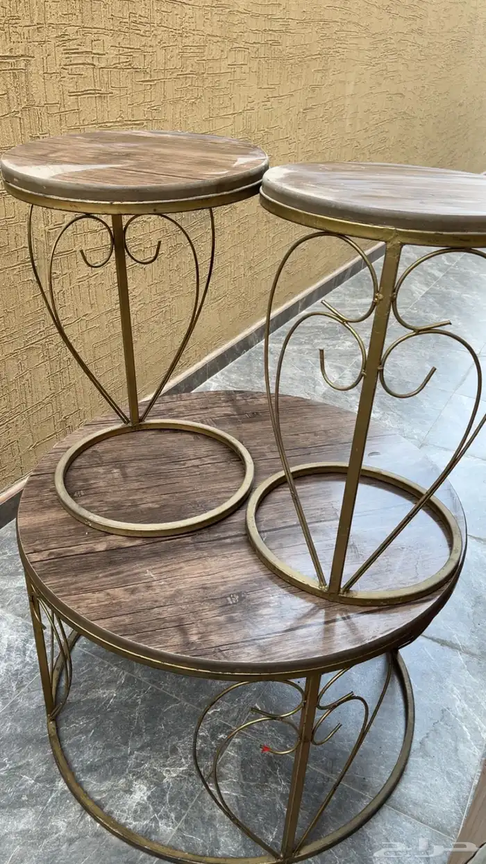 طاولة قهوة كبيره و2 صغيره نظيفه سليمه من الكسور 0