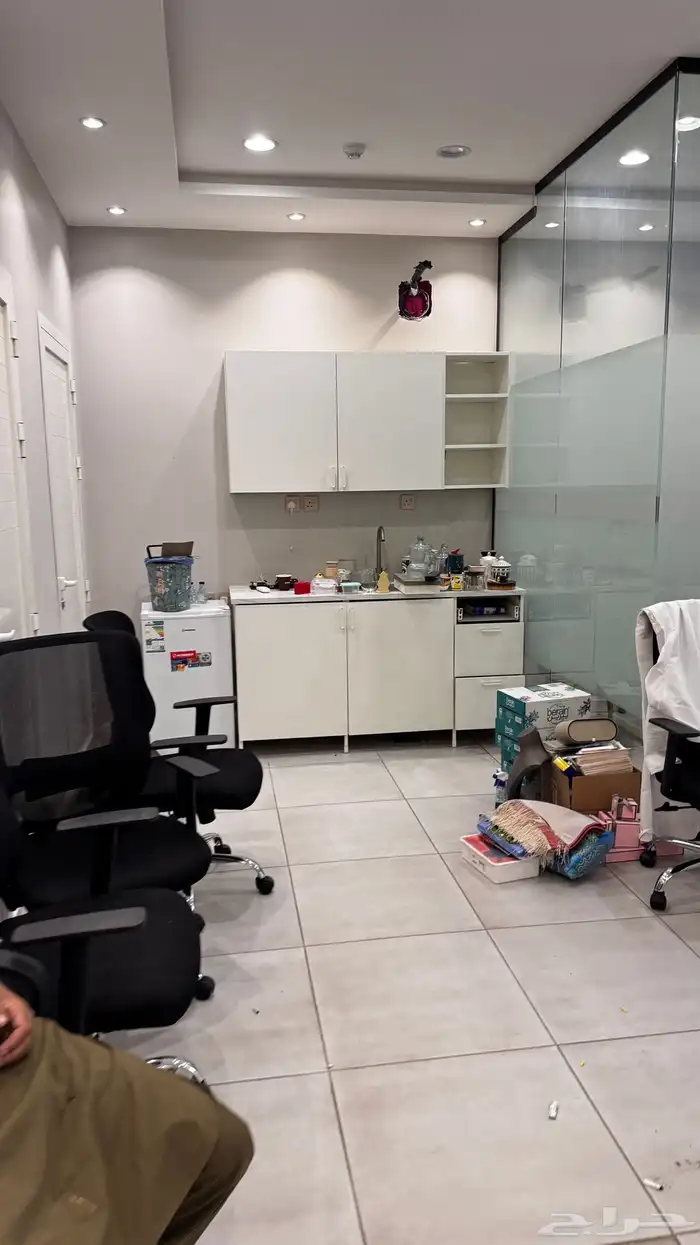 مكتب للتقبيل في حي المصيف مساحة 80 متر 2