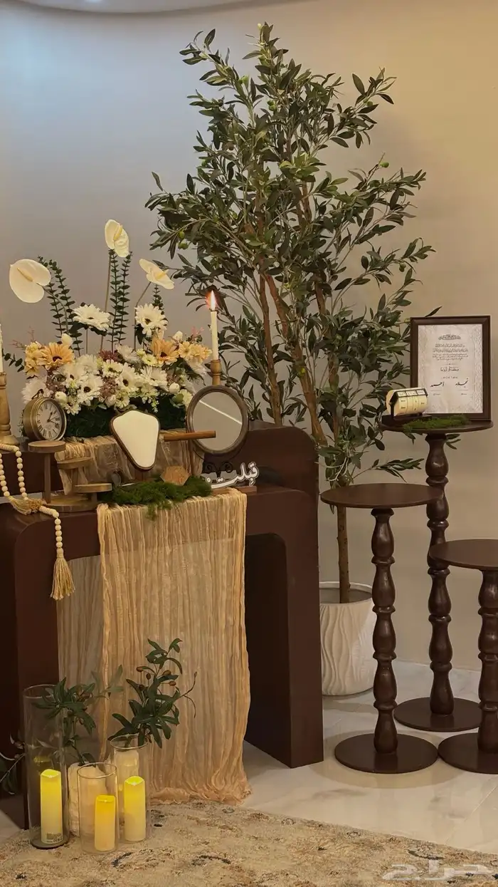 تأجير طاولات استقبال خشبي بني و بكج عقد الخشبي 1