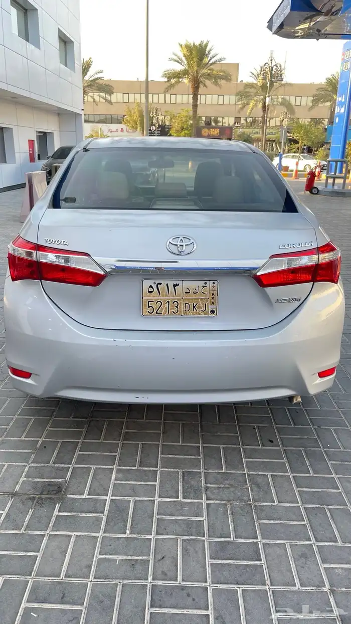 تويوتا كورولا 2015 بحاله ممتازه مالك اول من الوكالة 2