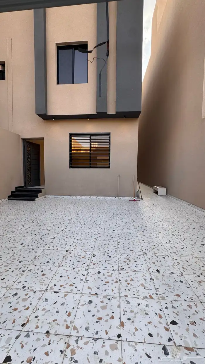 للبيع دور ارضى 6 غرف مع حوش وبايكه من 550 الف بالخميس 1