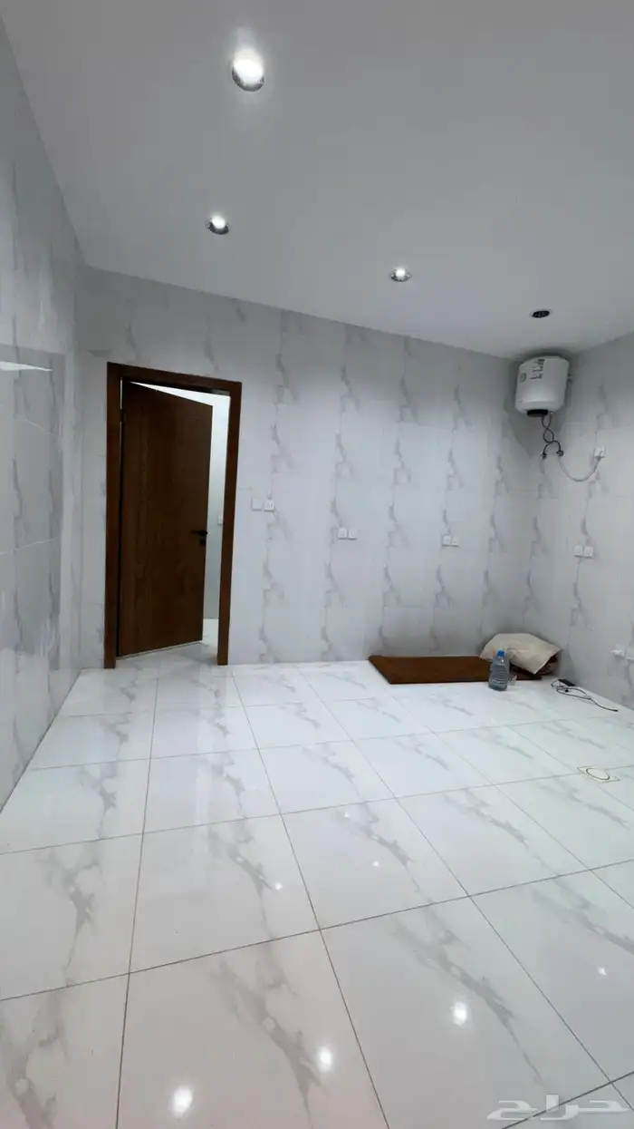 للبيع دور ارضى 6 غرف مع حوش وبايكه من 550 الف بالخميس 9