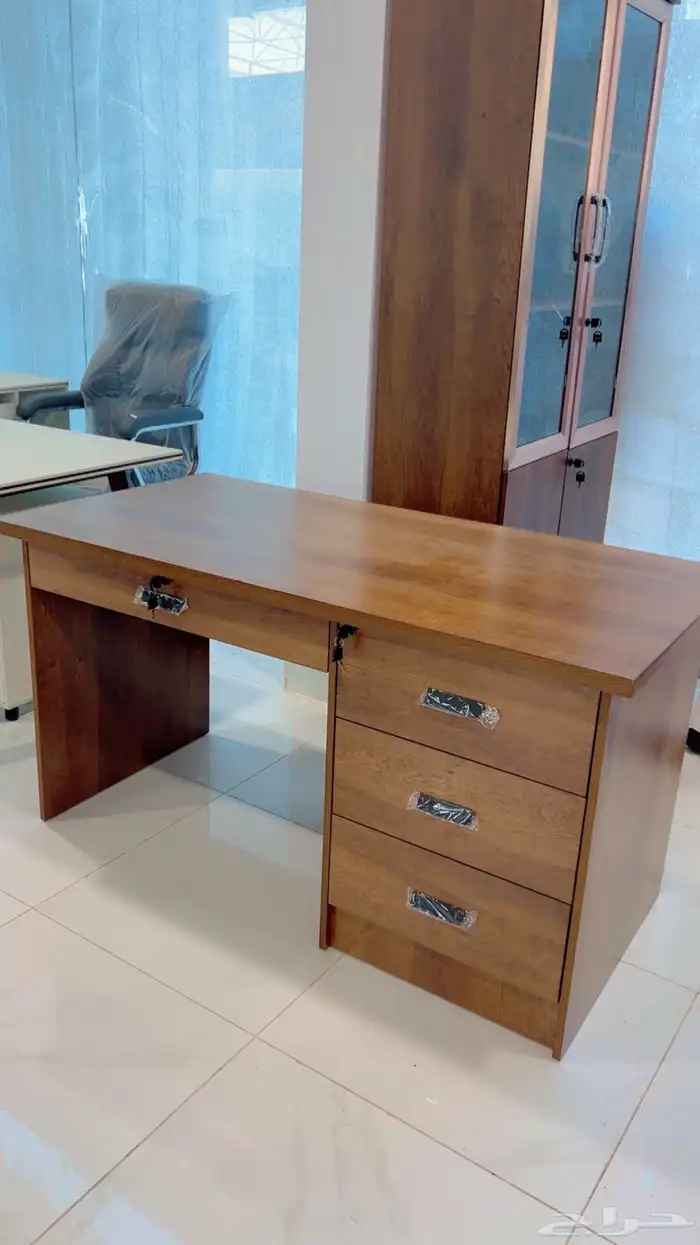 طاولة مكتب بلمسة فنية  متوفرة بأحجام مختلفة. 0