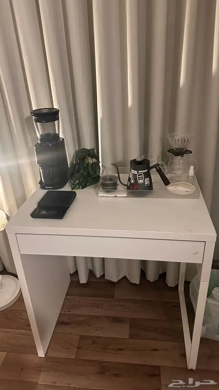 مكتب من ايكيا ومعه الكرسي 0