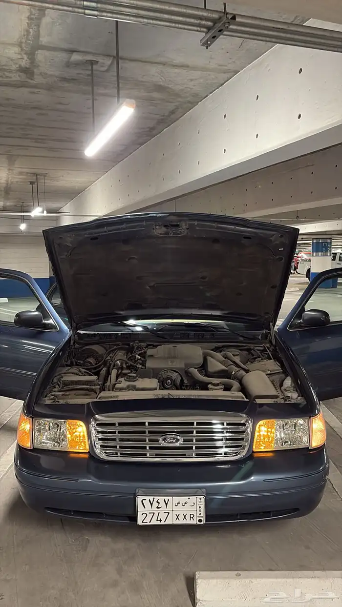 فورد كراون فكتوريا 28