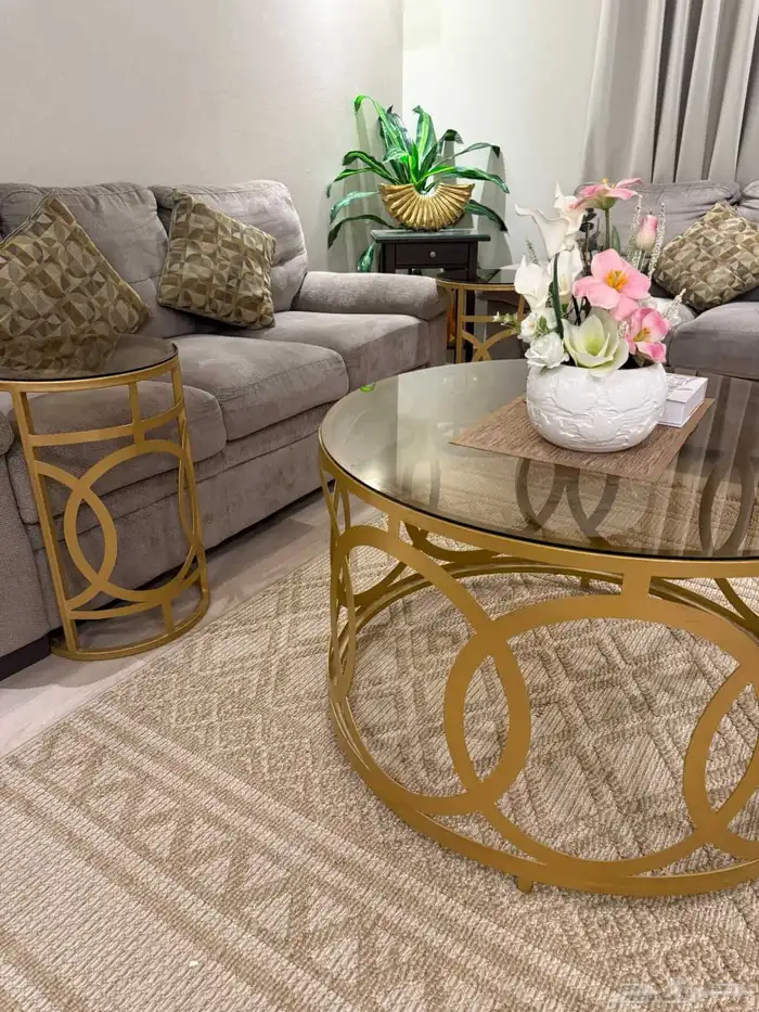 طاولة مع 6 طاولات خدمه 0