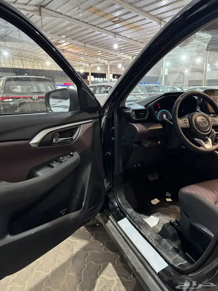 تويوتا اوربان GL 2026 9