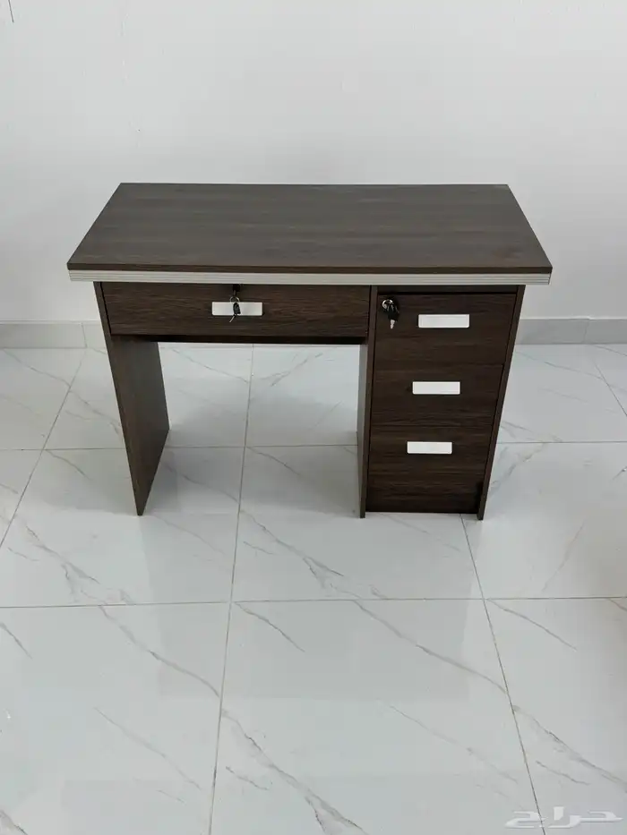 طاولة مكتب بلمسة فنية  متوفرة بأحجام مختلفة. 41