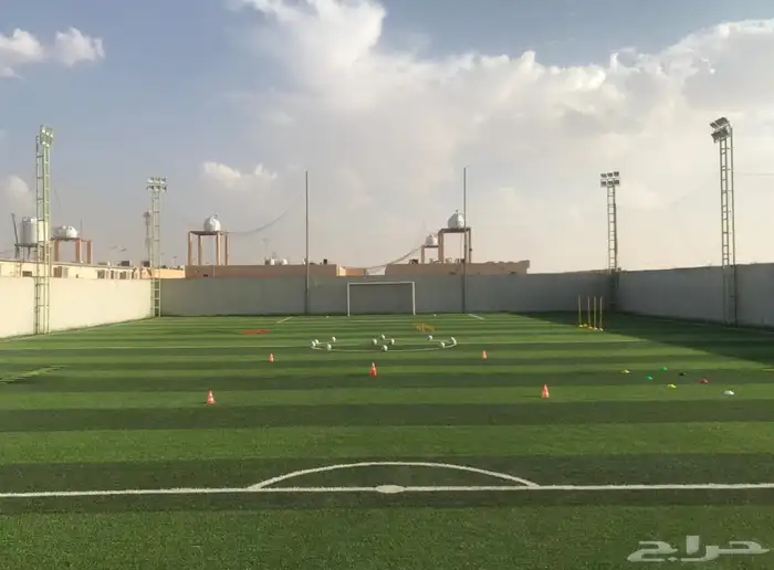 ملعب للبيع بسعر مناسب 1