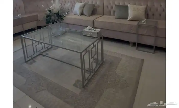 طاولة كبيره لونها فضي مع 6 طاولات خدمه 0